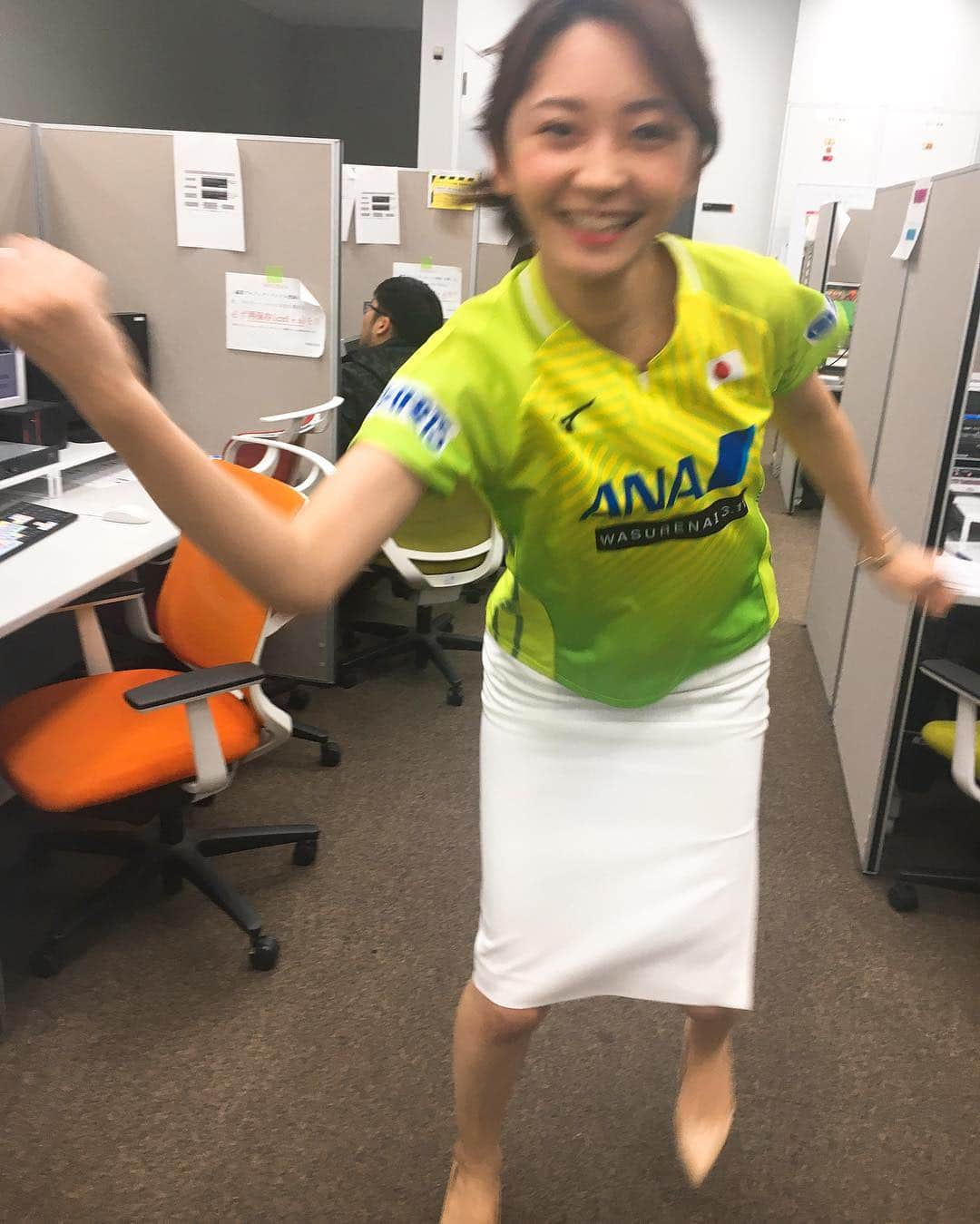 竹崎由佳さんのインスタグラム写真 - (竹崎由佳Instagram)「・・・ SPORTSウォッチャー！ 世界卓球開幕へ向け、 代表ユニフォームでお送りしています🏓✨ "エア"チキータで躍動感のある 写真を撮ってもらいました！ 練習風景まで😂 最後のキメ顔はスルーしてください🙇‍♀️ #世界卓球 #4月23日開幕」4月16日 0時56分 - yuka__takezaki