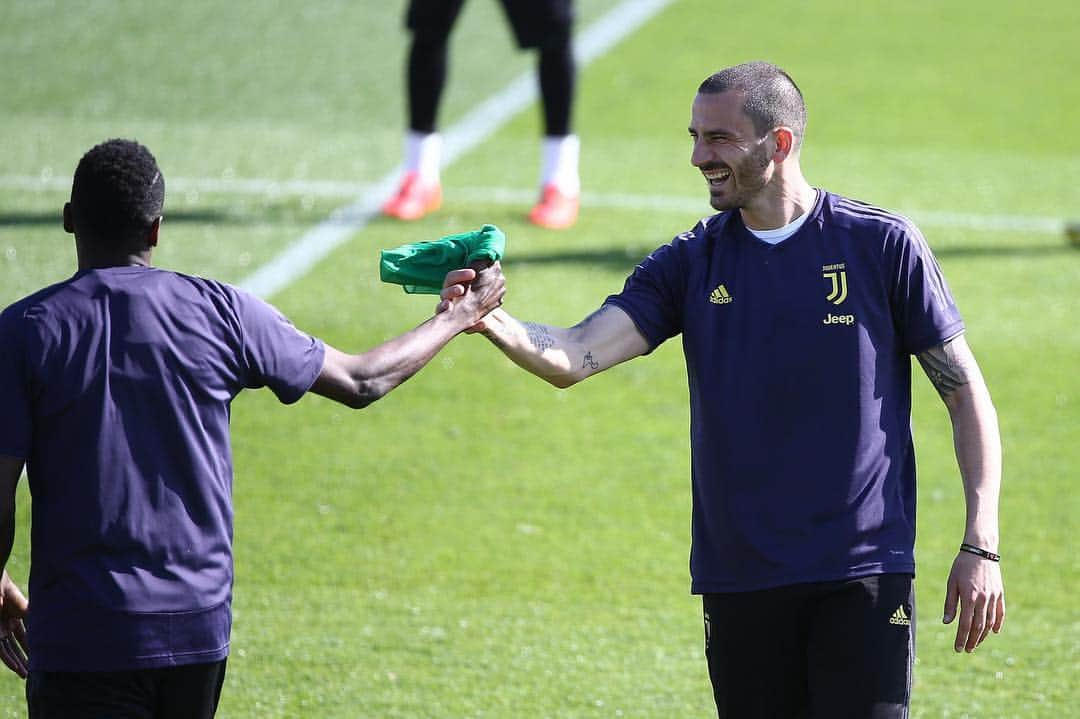 レオナルド・ボヌッチさんのインスタグラム写真 - (レオナルド・ボヌッチInstagram)「Training ✋🏻✋🏿 😀 @blaisematuidiofficiel #LB19 #UCL #JuveAjax #FinoAllaFine」4月16日 1時06分 - bonuccileo19