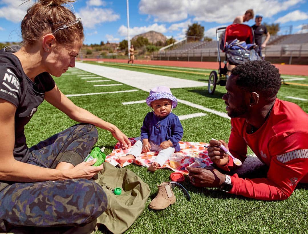 メリッサ・ビショップのインスタグラム：「This is life and we love it. Hanging out at the track post workout, yogurt food face, my two loves, and sunshine. We are so lucky 🙏🏼 #yabish #newnormal #refueling #misscorinne #sunshinebaby #nike #sedona #altitude PC: @arthurimages」