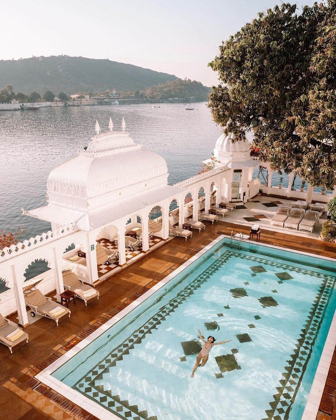 Travel + Leisureさんのインスタグラム写真 - (Travel + LeisureInstagram)「The super-luxe Taj Lake Palace was voted one of the top 10 resort hotels in Asia in last year's World's Best Awards. Find out why Udaipur is a T+L reader favorite at our link in bio! 📷@finduslost」4月16日 1時14分 - travelandleisure