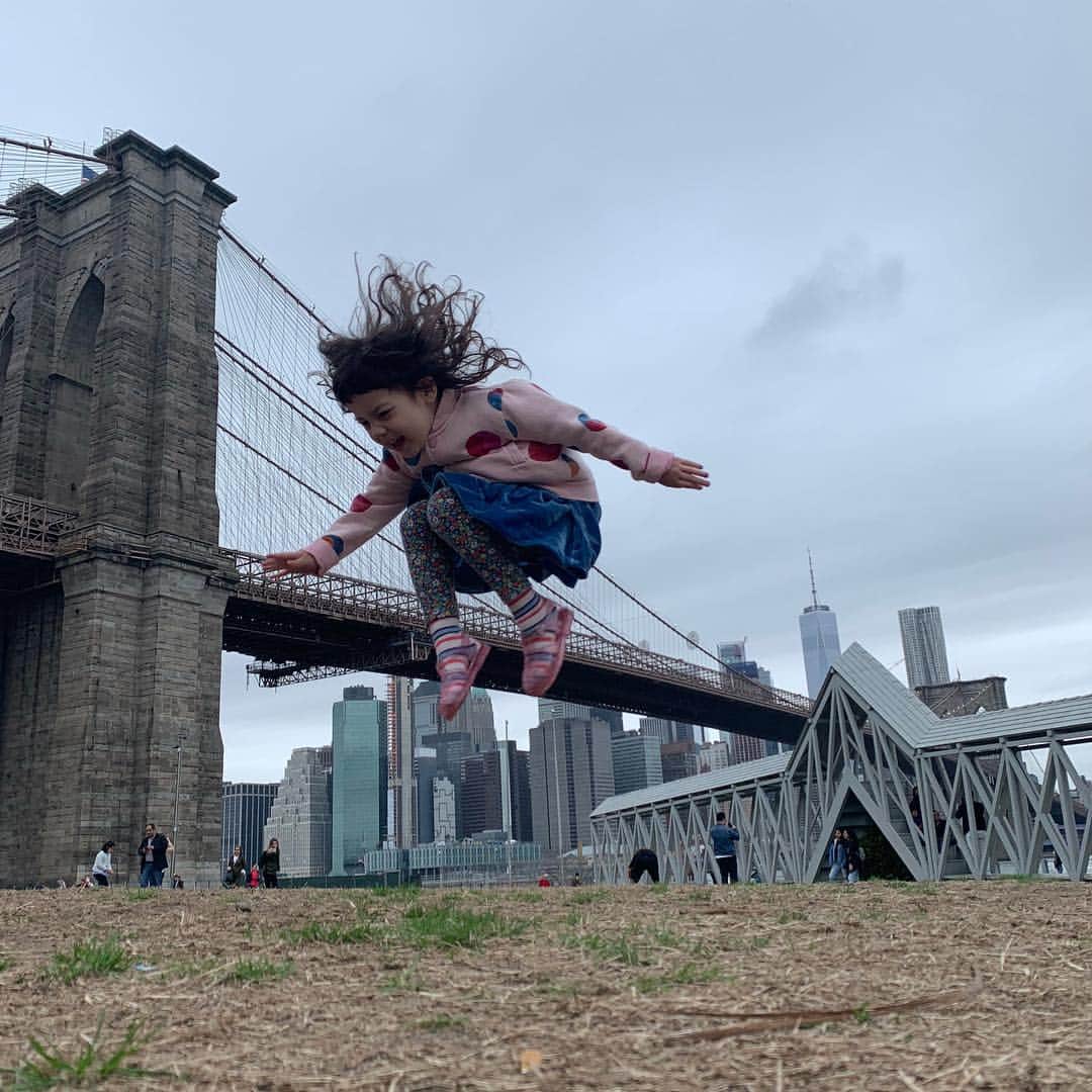 KAWSONEさんのインスタグラム写真 - (KAWSONEInstagram)「The jump... @siah.armajani @publicartfund #Brooklyn」4月16日 1時15分 - kaws