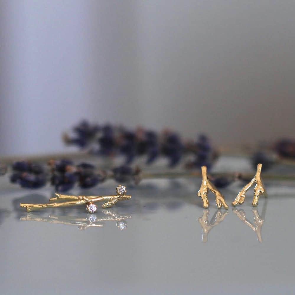 のインスタグラム：「Earrings for the aisle 👰✨ Our 18ct gold ‘Wildwood’ collection is inspired by textures found in a woodland 🌳 #tietheknot. Photo credit @shotbymandy 📸. . . #alexmonroe #finejewellery #bridaljewelry #handmadeinengland #inspiredbynature #brideoftheday #wedding #weddingdetails #weddingdream #weddingjewelry」