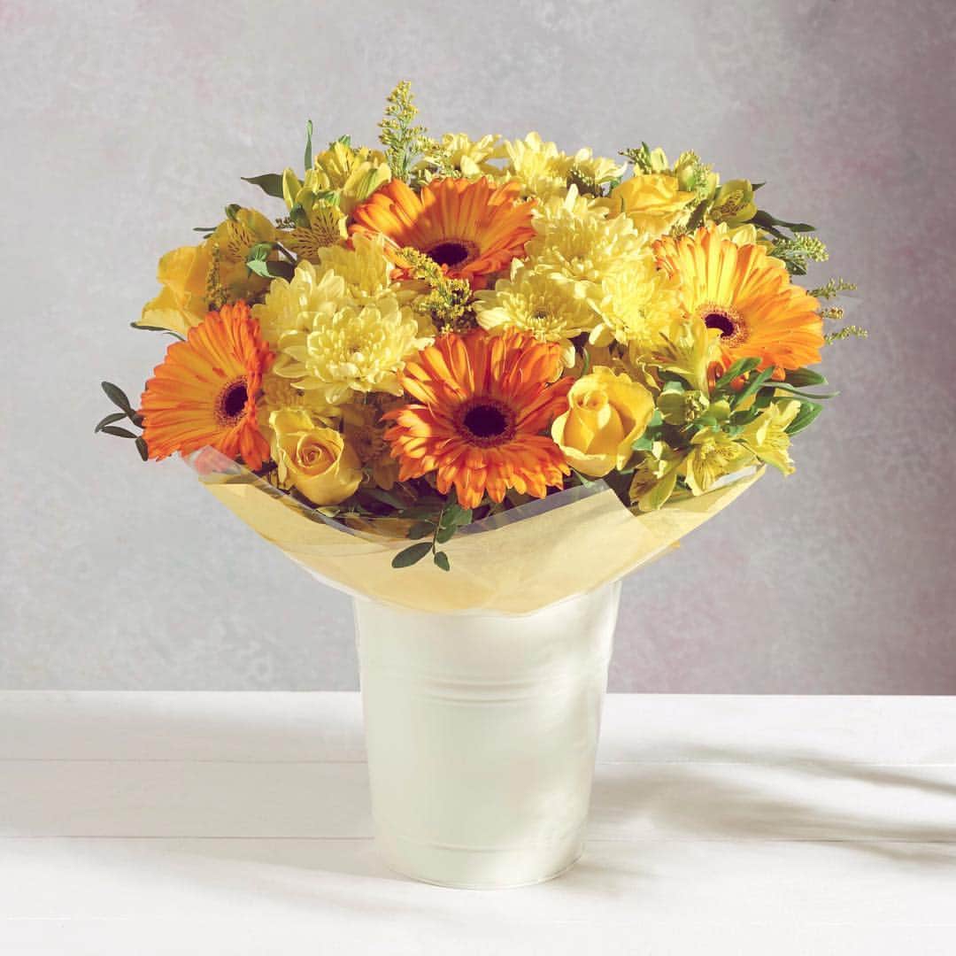 Nextさんのインスタグラム写真 - (NextInstagram)「It's impossible not to be happy with a beautiful bunch like this in the room! 🌼 Order our sunshine pail now: tap the link on our profile. #flowers #nextflowers #bouquet #sunshine #spring #yellow #bright #hellohappy #nexthome #gifts #gifting」4月16日 1時29分 - nextofficial