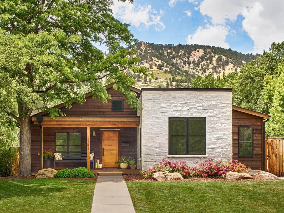 HGTVさんのインスタグラム写真 - (HGTVInstagram)「We love #HGTVMagazine curb appeal—especially Colorado style! Swipe to see more exteriors 🏡 Link in bio to get these looks 🙌🏼 . . . #curbappeal #springdecor #hgtv #hgtvhome」4月16日 1時44分 - hgtv