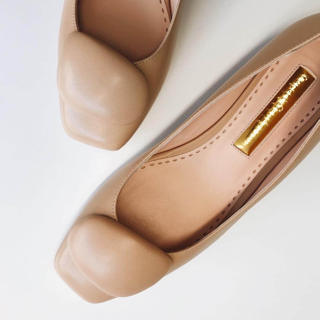 ルパートサンダーソンのインスタグラム：「Butter wouldn’t melt... | Our new square toe pumps, Pirouette, are now available in supple buttermilk calf | #TapToShop #SquareToe #FlatShoes #RupertSanderson #ShoeLove」