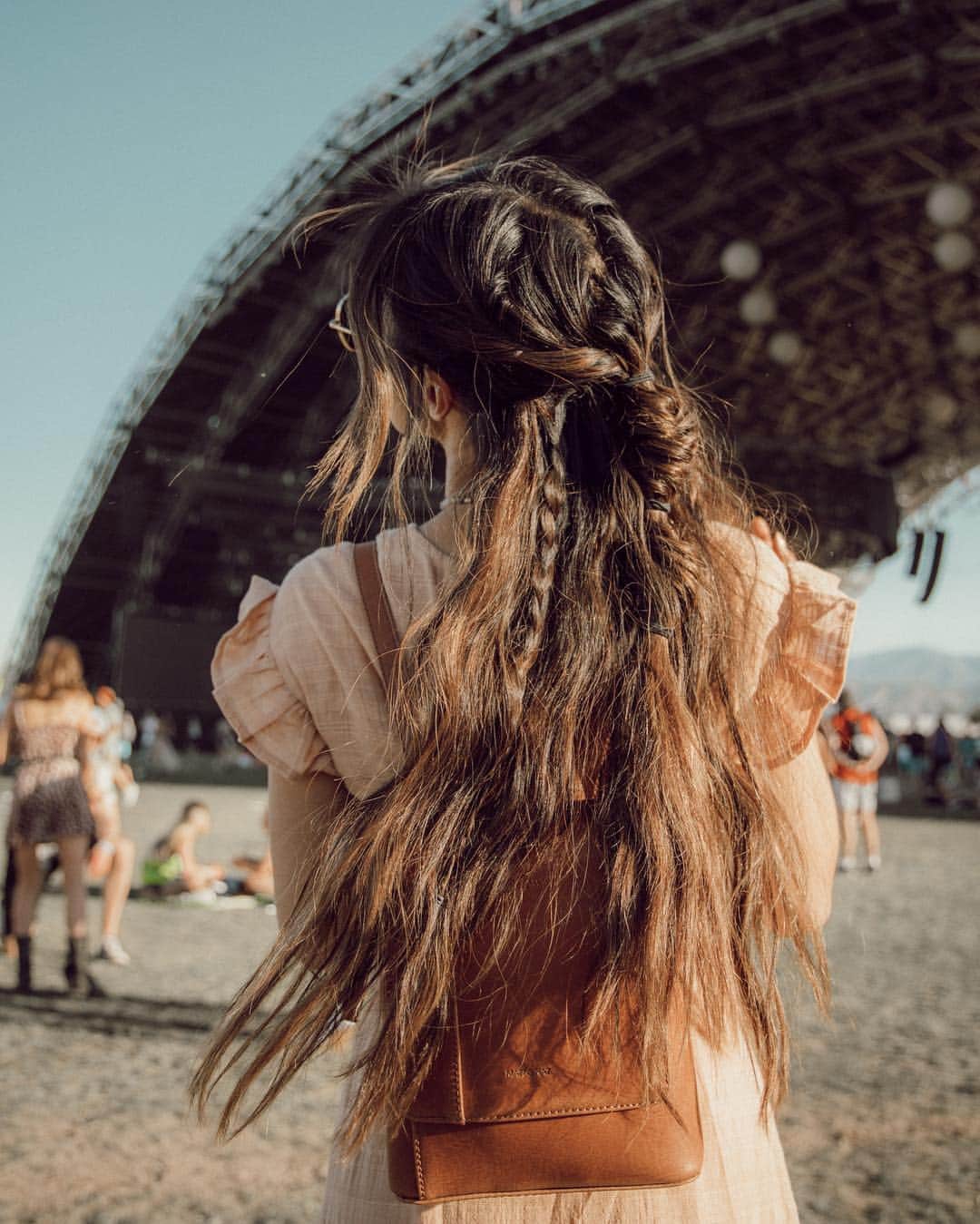 のインスタグラム：「That concludes Coachella weekend 1! Here’s a hair appreciation post 🙌🏼 Still blows my mind that just 2 years ago, my hair was chin length (completely broken off by the amount of bleach I used) and I got @naturalbeadedrowsextensions to save my hair for the time being. Fast forward to now, in just 2 years- my hair all grew back completely to almost the length of my 22” extensions! Now I like to wear them for the added fullness! Hair by @dkwstylingsalon @daniellekwhite」