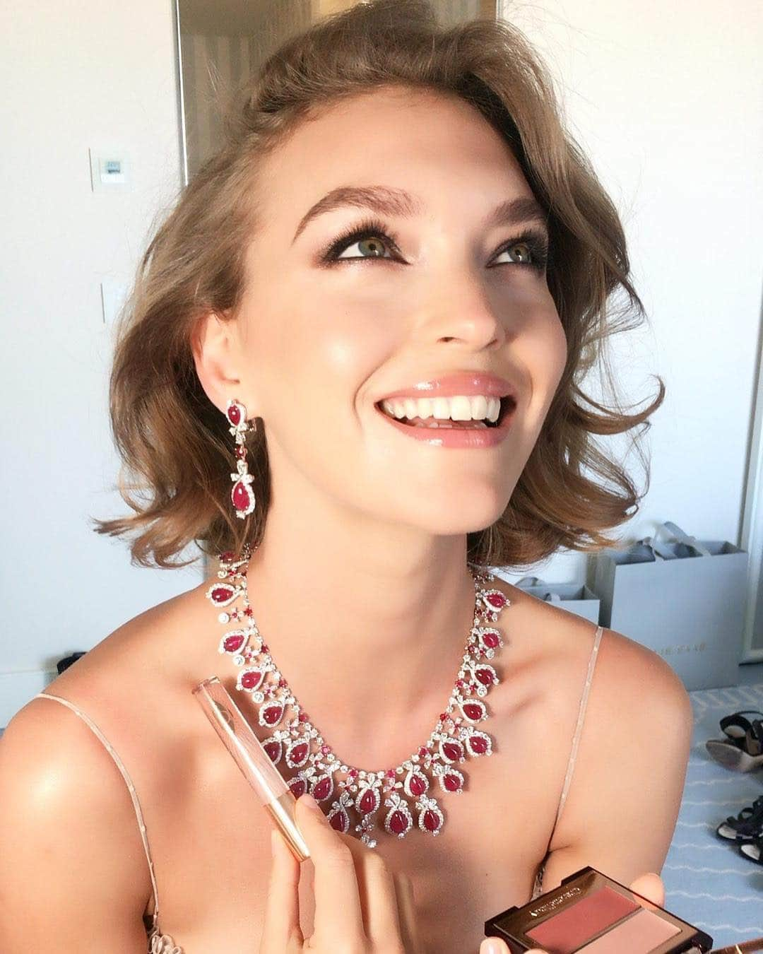 シャーロット・ティルベリーさんのインスタグラム写真 - (シャーロット・ティルベリーInstagram)「GORGEOUS GLOW-spiration with this beauty @arizona_muse, getting red carpet ready for #Cannes wearing #CharlotteTilbury 💋💗✨💄Makeup by #TeamTilbury. 👁 Bigger Brighter Eyes Palette in Exagger-Eyes, Colour Chameleon in Dark Pearl, Classic Brown eye liner and Legendary Lashes Volume 2. 💄Lip Cheat Lip Liner in Iconic Nude with my Collagen Lip Bath. 🌟Wonderglow primer, Magic Away shade 2, Hollywood Beauty Light Wand, Hollywood Contour Wand.」4月16日 1時35分 - charlottetilbury