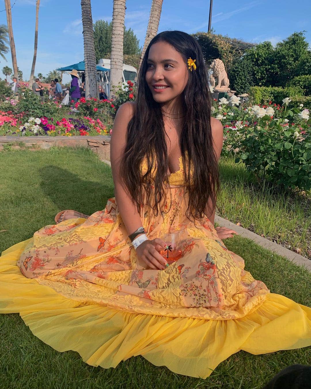 ステラ・ハジェンズのインスタグラム：「sipping rosé surrounded by ROSES?! come on Coachella 🌹🌹🌹」