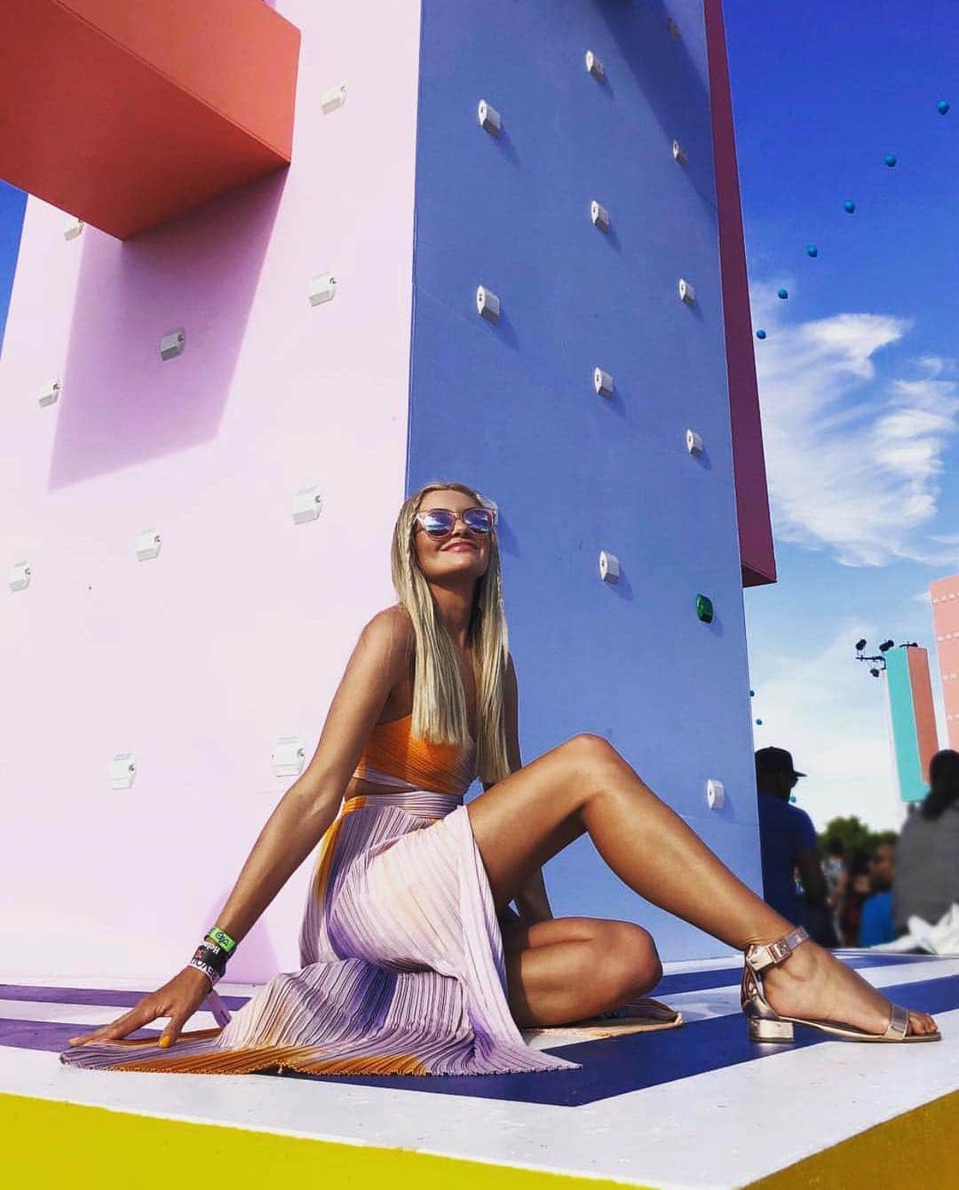 エーエルシーさんのインスタグラム写真 - (エーエルシーInstagram)「@charlieneff bringing some extra color to Coachella in the Sienna dip-dye ombré dress #coachella #revolve」4月16日 1時46分 - alc_ltd