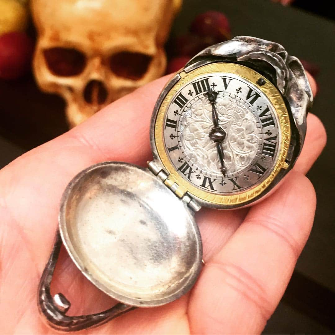 サザビーズさんのインスタグラム写真 - (サザビーズInstagram)「“To be or not to be”: this silver skull watch circa 1650 was created by Jean Rousseau, renowned Swiss watchmaker and great grand-father of Jean-Jacques Rousseau, the philosopher and author of “The Social Contract”. It is one of the whimsical antique watches highlighting our #London Watches sale tomorrow. The painting in the background is a 17th century Memento mori with skull, Neapolitan School from our London Old Master sale on 8 May. #sothebyswatches #skull #mementomori」4月16日 1時47分 - sothebys