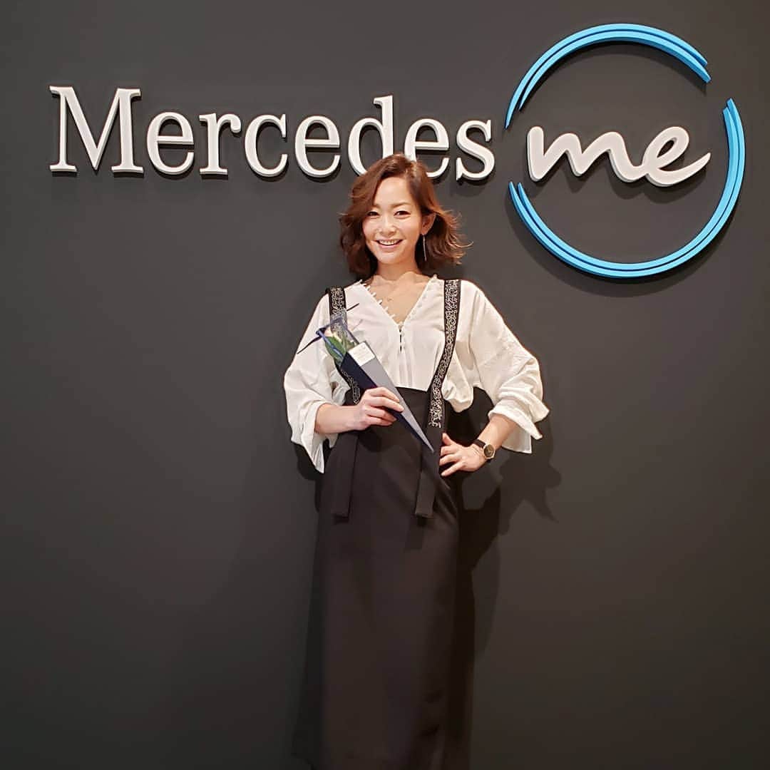 佐藤純さんのインスタグラム写真 - (佐藤純Instagram)「｢Mercedes me GINZA the limited store｣  オープンイベントへ🎉  メルセデス・ベンツが本日4/15～8/25まで世界初の女性のためのブランド情報発信拠点｢メルセデス ミー ギンザ ザ リミテッド ストア｣を期間限定でマロニエゲート銀座2にオープンしました。  車両の展示や試乗はもちろん、イベントの開催やファッション雑貨や銀座に未出店の人気の高いご当地グルメを月ごとの入れ替え販売。  ちなみに、4月は京都で人気のマーブルデニッシュ専門店｢グランマーブル｣のデニッシュを個数限定で販売中です。  車が大好きな私😁…銀座に行ったら、寄っちゃうよね😊  イベントの後は、STORYの撮影へ📷  @story_love40  今日も楽しい現場でした❤️ 今日の私服は…  ブラウスもスカートも @ciroi_officail です。  #mercedesmeginza #mercedesme #mercedesbenz #mercedesmeginzathelimtedstore #ginza #メルセデスベンツ #メルセデスミー #マロニエゲート銀座 #撮影 #shooting  #STORY  #私服 #fashion  #ootd  #outfit  #ciroi #ファッション #シロイ #ブラウス#タイトスカート #ママ#ママモデル#モデル #mama #mamamodel #model」4月16日 1時48分 - junsatoidea