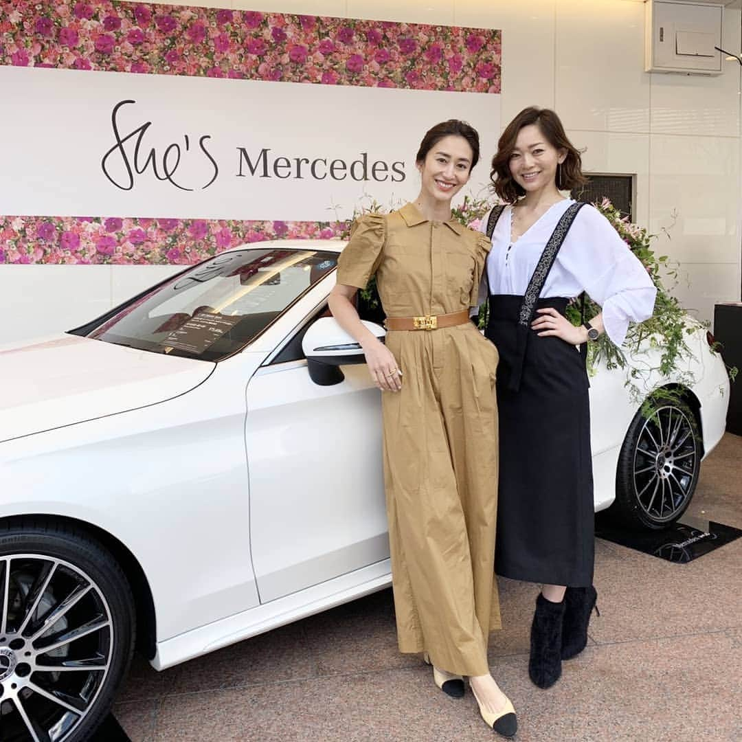 佐藤純さんのインスタグラム写真 - (佐藤純Instagram)「｢Mercedes me GINZA the limited store｣  オープンイベントへ🎉  メルセデス・ベンツが本日4/15～8/25まで世界初の女性のためのブランド情報発信拠点｢メルセデス ミー ギンザ ザ リミテッド ストア｣を期間限定でマロニエゲート銀座2にオープンしました。  車両の展示や試乗はもちろん、イベントの開催やファッション雑貨や銀座に未出店の人気の高いご当地グルメを月ごとの入れ替え販売。  ちなみに、4月は京都で人気のマーブルデニッシュ専門店｢グランマーブル｣のデニッシュを個数限定で販売中です。  車が大好きな私😁…銀座に行ったら、寄っちゃうよね😊  イベントの後は、STORYの撮影へ📷  @story_love40  今日も楽しい現場でした❤️ 今日の私服は…  ブラウスもスカートも @ciroi_officail です。  #mercedesmeginza #mercedesme #mercedesbenz #mercedesmeginzathelimtedstore #ginza #メルセデスベンツ #メルセデスミー #マロニエゲート銀座 #撮影 #shooting  #STORY  #私服 #fashion  #ootd  #outfit  #ciroi #ファッション #シロイ #ブラウス#タイトスカート #ママ#ママモデル#モデル #mama #mamamodel #model」4月16日 1時48分 - junsatoidea