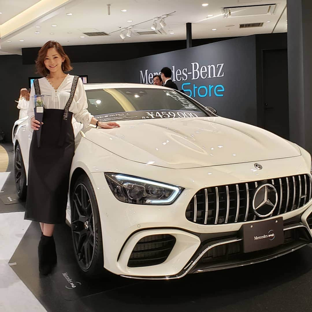 佐藤純さんのインスタグラム写真 - (佐藤純Instagram)「｢Mercedes me GINZA the limited store｣  オープンイベントへ🎉  メルセデス・ベンツが本日4/15～8/25まで世界初の女性のためのブランド情報発信拠点｢メルセデス ミー ギンザ ザ リミテッド ストア｣を期間限定でマロニエゲート銀座2にオープンしました。  車両の展示や試乗はもちろん、イベントの開催やファッション雑貨や銀座に未出店の人気の高いご当地グルメを月ごとの入れ替え販売。  ちなみに、4月は京都で人気のマーブルデニッシュ専門店｢グランマーブル｣のデニッシュを個数限定で販売中です。  車が大好きな私😁…銀座に行ったら、寄っちゃうよね😊  イベントの後は、STORYの撮影へ📷  @story_love40  今日も楽しい現場でした❤️ 今日の私服は…  ブラウスもスカートも @ciroi_officail です。  #mercedesmeginza #mercedesme #mercedesbenz #mercedesmeginzathelimtedstore #ginza #メルセデスベンツ #メルセデスミー #マロニエゲート銀座 #撮影 #shooting  #STORY  #私服 #fashion  #ootd  #outfit  #ciroi #ファッション #シロイ #ブラウス#タイトスカート #ママ#ママモデル#モデル #mama #mamamodel #model」4月16日 1時48分 - junsatoidea