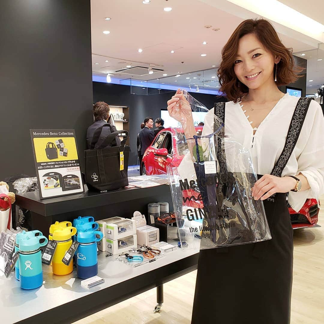 佐藤純さんのインスタグラム写真 - (佐藤純Instagram)「｢Mercedes me GINZA the limited store｣  オープンイベントへ🎉  メルセデス・ベンツが本日4/15～8/25まで世界初の女性のためのブランド情報発信拠点｢メルセデス ミー ギンザ ザ リミテッド ストア｣を期間限定でマロニエゲート銀座2にオープンしました。  車両の展示や試乗はもちろん、イベントの開催やファッション雑貨や銀座に未出店の人気の高いご当地グルメを月ごとの入れ替え販売。  ちなみに、4月は京都で人気のマーブルデニッシュ専門店｢グランマーブル｣のデニッシュを個数限定で販売中です。  車が大好きな私😁…銀座に行ったら、寄っちゃうよね😊  イベントの後は、STORYの撮影へ📷  @story_love40  今日も楽しい現場でした❤️ 今日の私服は…  ブラウスもスカートも @ciroi_officail です。  #mercedesmeginza #mercedesme #mercedesbenz #mercedesmeginzathelimtedstore #ginza #メルセデスベンツ #メルセデスミー #マロニエゲート銀座 #撮影 #shooting  #STORY  #私服 #fashion  #ootd  #outfit  #ciroi #ファッション #シロイ #ブラウス#タイトスカート #ママ#ママモデル#モデル #mama #mamamodel #model」4月16日 1時48分 - junsatoidea