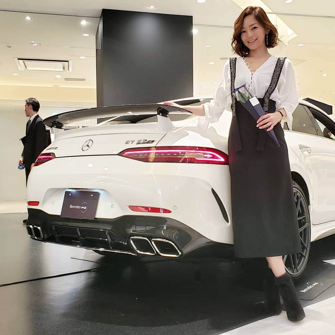 佐藤純さんのインスタグラム写真 - (佐藤純Instagram)「｢Mercedes me GINZA the limited store｣  オープンイベントへ🎉  メルセデス・ベンツが本日4/15～8/25まで世界初の女性のためのブランド情報発信拠点｢メルセデス ミー ギンザ ザ リミテッド ストア｣を期間限定でマロニエゲート銀座2にオープンしました。  車両の展示や試乗はもちろん、イベントの開催やファッション雑貨や銀座に未出店の人気の高いご当地グルメを月ごとの入れ替え販売。  ちなみに、4月は京都で人気のマーブルデニッシュ専門店｢グランマーブル｣のデニッシュを個数限定で販売中です。  車が大好きな私😁…銀座に行ったら、寄っちゃうよね😊  イベントの後は、STORYの撮影へ📷  @story_love40  今日も楽しい現場でした❤️ 今日の私服は…  ブラウスもスカートも @ciroi_officail です。  #mercedesmeginza #mercedesme #mercedesbenz #mercedesmeginzathelimtedstore #ginza #メルセデスベンツ #メルセデスミー #マロニエゲート銀座 #撮影 #shooting  #STORY  #私服 #fashion  #ootd  #outfit  #ciroi #ファッション #シロイ #ブラウス#タイトスカート #ママ#ママモデル#モデル #mama #mamamodel #model」4月16日 1時48分 - junsatoidea