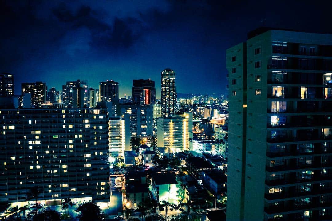 柴崎竜人のインスタグラム：「窓から見える街、むちゃくちゃ明るい。夜は海側より街側を眺めてビール。#hawaii #honolulu #goldcliffipa #konabrewing #nightscapes」