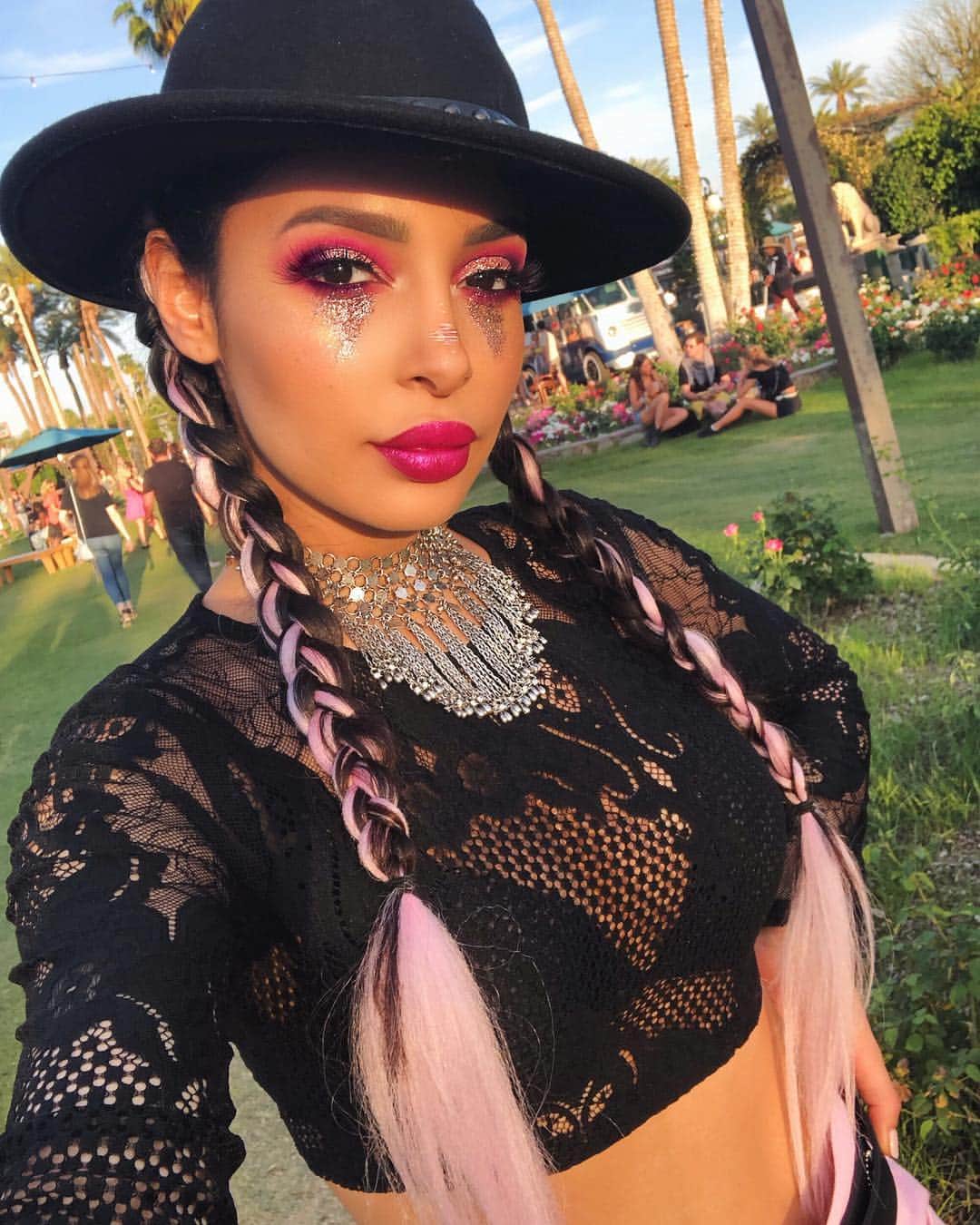 sananasのインスタグラム：「Alicia Keys vibes 🎩 Sans tuto Youtube je n’aurais jamais réussi à faire ces tresses mixées 😅Si vous voulez un tuto let me know mes ananas 💚 __ MAKE UP DETAILS : Base poreless @originsfrance  Fond de teint @narsissist Radiant Longwear « BARCELONA », Anti-cernes Can’t Stop Won’t Stop @nyxcosmetics_france , Poudre Veil @hourglasscosmetics  Highlighter chrome @taspasdugloss_maybelline ✨ , Paillettes @nyxcosmetics_france  Palette Off Tropic 🌴Hasta la vista @nyxcosmetics, Brow wiz Ebony @anastasiabeverlyhills, Palette contour @nocibe_france , Rouge à lèvres Glitter Goal « Reflector » 💄 __ #Coachella #Coachella2019 #Nyx #NyxCosmetics #NyxCosmeticsFrance __  PS : NOUVELLE VIDEO ! UNE ROUTINE PRINTEMPS COMME PROMIS ! Lien dans la bio 💚」