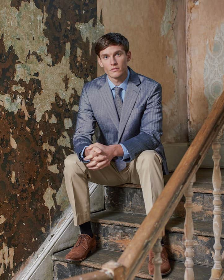 のインスタグラム：「The perfect trans-seasonal piece for those months in between, our versatile Chester Wool Herringbone Sports Jacket will work for you in the workplace or that weekend away. A true object of desire which can be paired with chinos, jeans or even lightweight linen trousers. Its subtle patterning, sleek figure and wonderful blue tone will have you hosting garden parties in the winter simply to wear it again.  Read more about summer style over on our ‘Gazette’. . . . . #chesterbarrie #savilerow #london#store #lookbook #tailoredtofit#tailoring #menswear #mensfashion#Britishfashion #londonfashion#menwithclass #gentlemenstyle#menwithstyle #fashionformen#mensstyle #newin #new #CBstyle#tailoredtofit #savilerow #menwithstyle#fashion #mensstyle #style #tailoring#menswear #menslifestyle#springsummer19 #ss19#chesterbychesterbarrie #sportsjackets #summerstyle #summer #jacket」