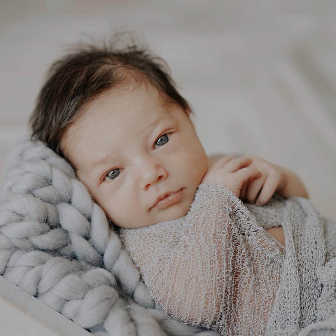 クレア・ホルトのインスタグラム：「Cannot stop staring at these photos @natashalimiphoto. My heart lives outside my body now ❤️😭 P.S. Regretting the turtle neck that made me look like Elizabeth Holmes. I blame sleep deprivation.」