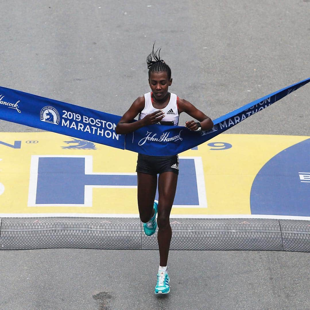 CNNさんのインスタグラム写真 - (CNNInstagram)「Daniel Romanchuk, a 20-year-old from Urbana, Illinois, just became the youngest man to ever win men’s push rim division at the #BostonMarathon, and the first American to do so since 1993, with a time of 1:21:36. Swipe to see the other winners ➡️ Kenya’s Lawrence Cherono held off two-time champion Lelisa Desisa of Ethiopia to barely clip the finish line tape first with a time of 2:07:57. Worknesh Degefa of Ethiopia won the women’s race with a time of 2:23:31, and Manuela Schär of Switzerland won the women’s wheelchair division for the second time, finishing at 01:34:19. (📸: Jessica Rinaldi, John Tlumacki/The Boston Globe via Getty Images)」4月16日 2時22分 - cnn