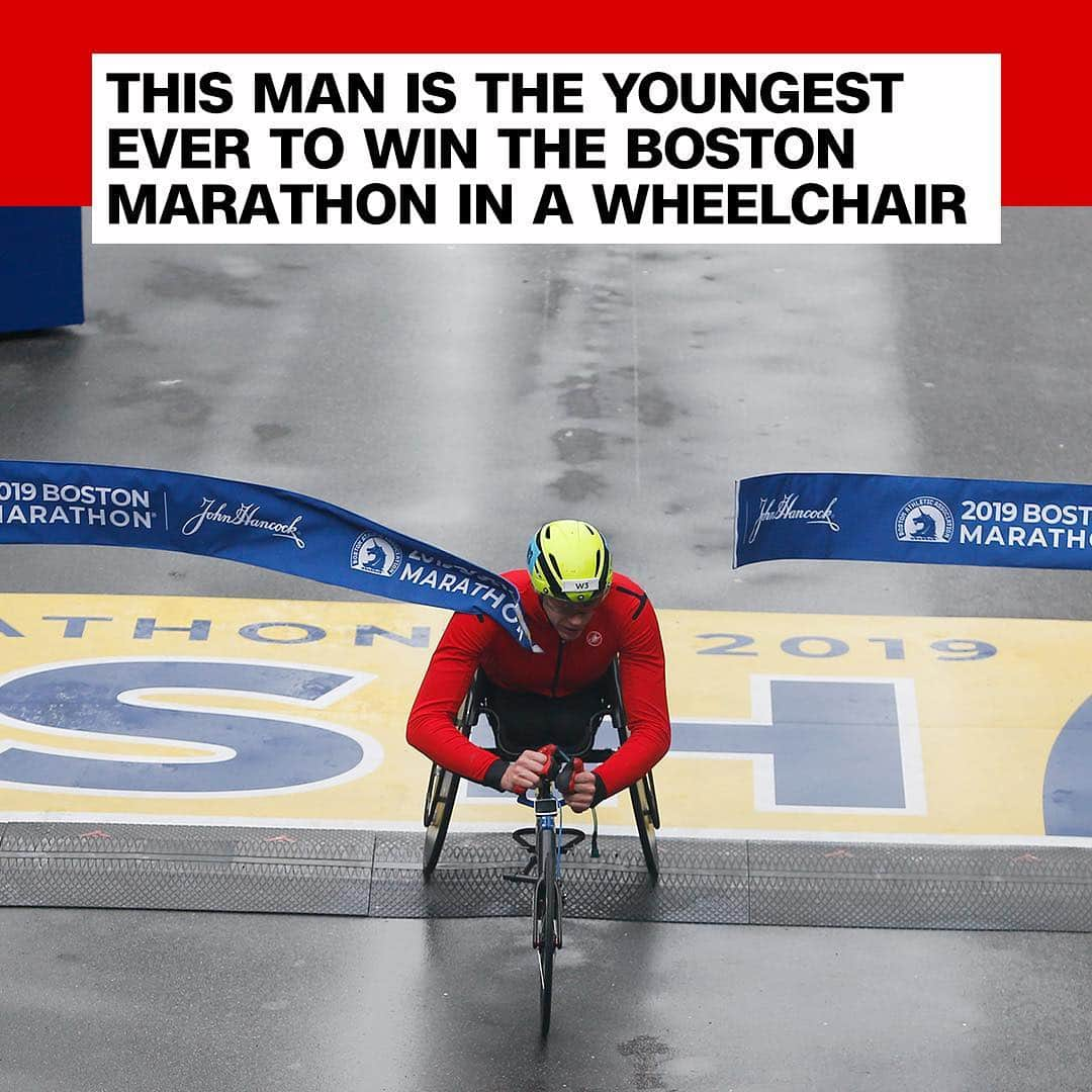 CNNさんのインスタグラム写真 - (CNNInstagram)「Daniel Romanchuk, a 20-year-old from Urbana, Illinois, just became the youngest man to ever win men’s push rim division at the #BostonMarathon, and the first American to do so since 1993, with a time of 1:21:36. Swipe to see the other winners ➡️ Kenya’s Lawrence Cherono held off two-time champion Lelisa Desisa of Ethiopia to barely clip the finish line tape first with a time of 2:07:57. Worknesh Degefa of Ethiopia won the women’s race with a time of 2:23:31, and Manuela Schär of Switzerland won the women’s wheelchair division for the second time, finishing at 01:34:19. (📸: Jessica Rinaldi, John Tlumacki/The Boston Globe via Getty Images)」4月16日 2時22分 - cnn