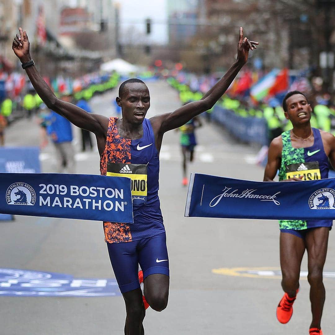 CNNさんのインスタグラム写真 - (CNNInstagram)「Daniel Romanchuk, a 20-year-old from Urbana, Illinois, just became the youngest man to ever win men’s push rim division at the #BostonMarathon, and the first American to do so since 1993, with a time of 1:21:36. Swipe to see the other winners ➡️ Kenya’s Lawrence Cherono held off two-time champion Lelisa Desisa of Ethiopia to barely clip the finish line tape first with a time of 2:07:57. Worknesh Degefa of Ethiopia won the women’s race with a time of 2:23:31, and Manuela Schär of Switzerland won the women’s wheelchair division for the second time, finishing at 01:34:19. (📸: Jessica Rinaldi, John Tlumacki/The Boston Globe via Getty Images)」4月16日 2時22分 - cnn