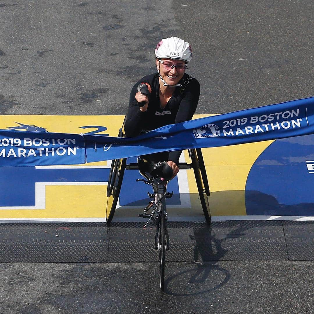 CNNさんのインスタグラム写真 - (CNNInstagram)「Daniel Romanchuk, a 20-year-old from Urbana, Illinois, just became the youngest man to ever win men’s push rim division at the #BostonMarathon, and the first American to do so since 1993, with a time of 1:21:36. Swipe to see the other winners ➡️ Kenya’s Lawrence Cherono held off two-time champion Lelisa Desisa of Ethiopia to barely clip the finish line tape first with a time of 2:07:57. Worknesh Degefa of Ethiopia won the women’s race with a time of 2:23:31, and Manuela Schär of Switzerland won the women’s wheelchair division for the second time, finishing at 01:34:19. (📸: Jessica Rinaldi, John Tlumacki/The Boston Globe via Getty Images)」4月16日 2時22分 - cnn