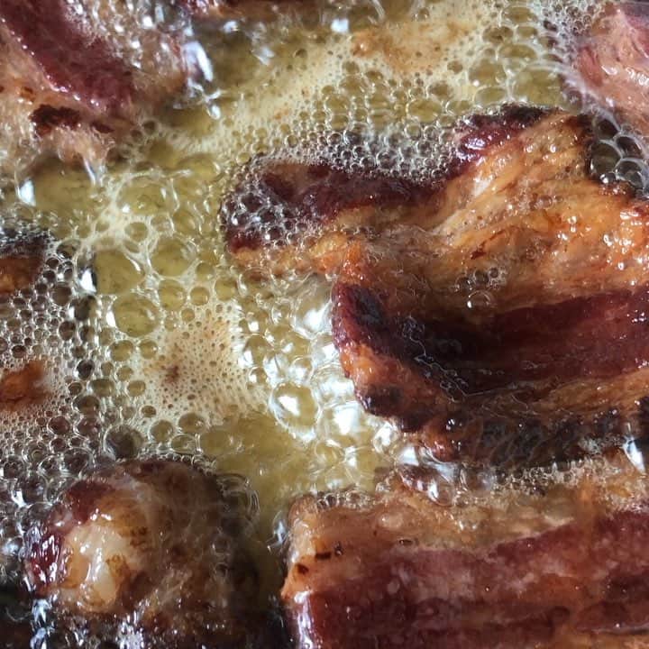 ケリスのインスタグラム：「What's beef ???? ;) ever had beef bacon . Hand cut and It's delicious @bountyandfull  @godshalls we love you !」