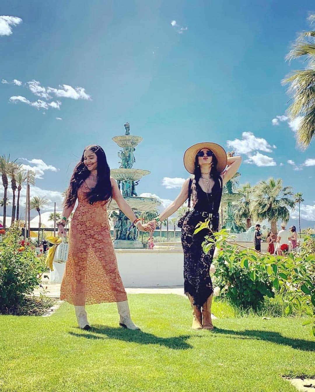 MTVさんのインスタグラム写真 - (MTVInstagram)「Queen of #Coachella fashion 💎 | 🔁 #VanessaHudgens」4月16日 2時15分 - mtv