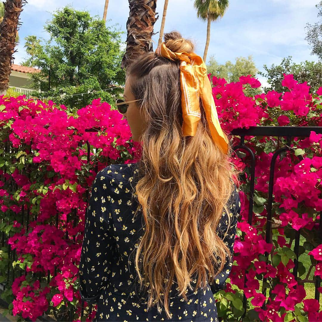 ghd hairさんのインスタグラム写真 - (ghd hairInstagram)「The queen of beach waves @samanthacusicklondon did her thing for @lottieawinter, and we are obsessed 💫  Swipe to watch her incred technique 👉 . #ghd #ghdhair #goodhairday #ghdxcoachella #hairgoals #longhair #beachywaves #ghdfestival #festivalhair #summerhair #longhair #hairscarf #thecombout」4月16日 2時24分 - ghdhair