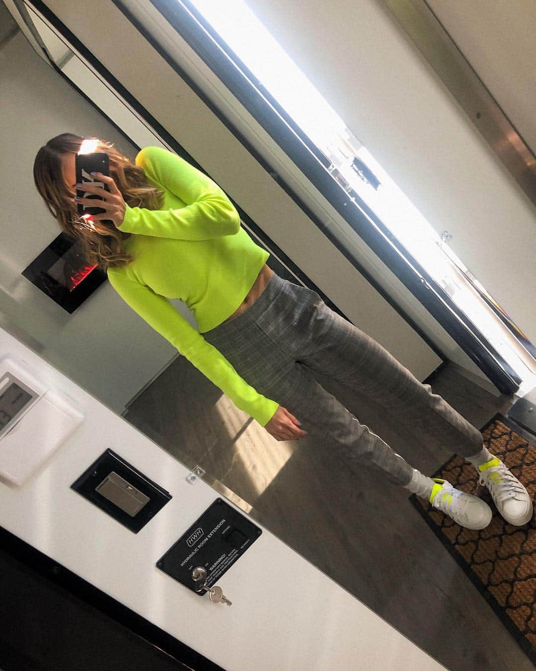 デビー・ライアンのインスタグラム：「（≧∇≦）give me a square of sunshine and lemme stretch and nap — 私は猫です 🧶」
