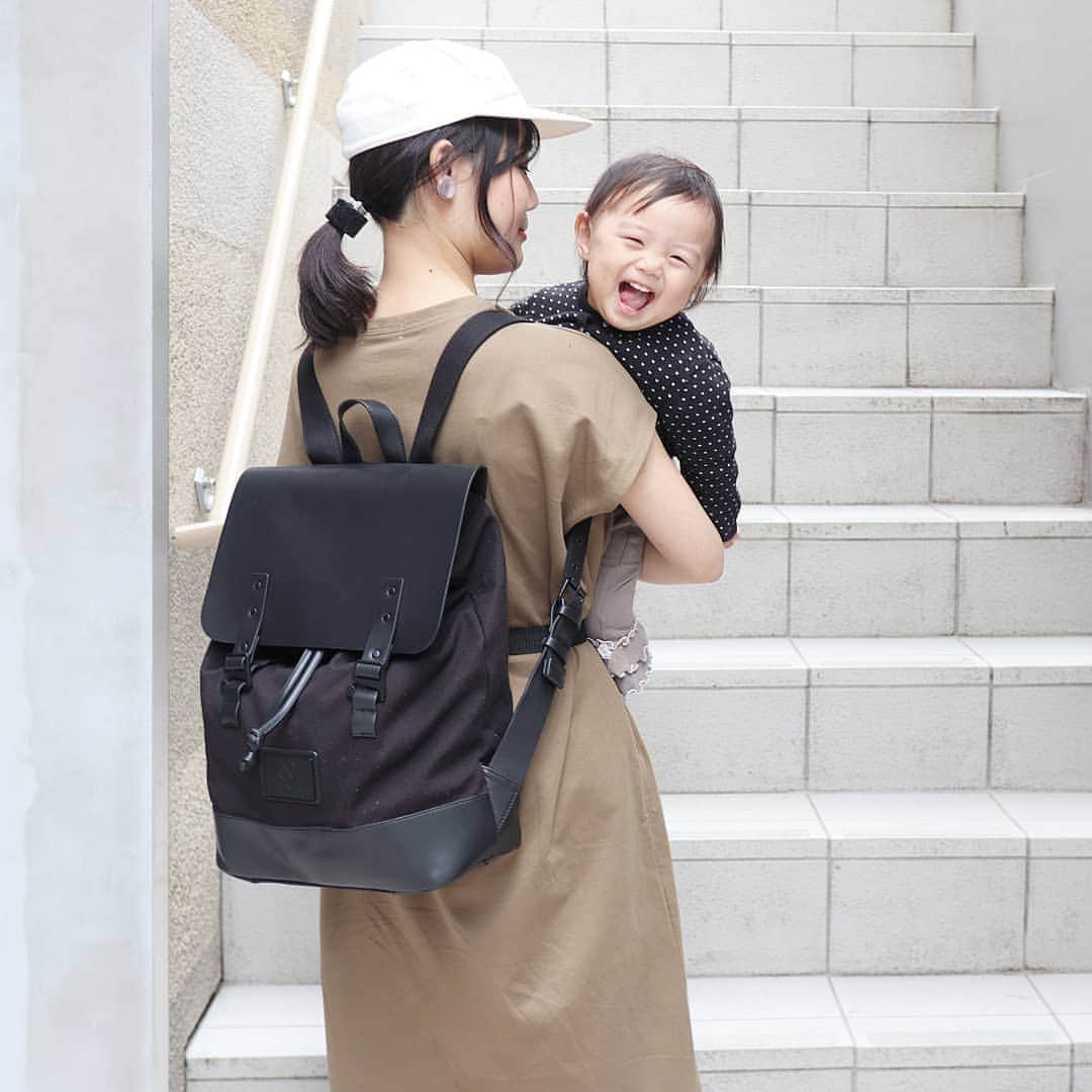 Eri Satoのインスタグラム：「black×khakiリンクコーデ · bag: @gastonluga pierce: @rhythm_everyday · にっこりーーーん👶💕 · レザーと布地の組み合わせがお洒落なガストンルーガ( @gastonluga )のリュック😘 カジュアルな中に上品さがあってとっても気に入ってます💕 内側のポケットも使いやすいし大容量で嬉しい！ 旦那さんと共用できるように「プローぺル」のモデルにしたよ✨ · 👉公式オンラインストア h t t p : / / g a s t o n l u g a . c o m 👉公式サイトで15%offのディスカウントコード satoeri15(期限なし、送料無料) · ゴールデンウィークキャンペーンで、 商品を買った方にトートバッグとアドレスタグをプレゼントしてくださるそう🎁 ぜひチェックしてみてね✨ · #GastonLuga#ガストンルーガ#バックパック#リュック#mamagirl#locari#コーディネート#ママコーデ#ママファッション #親子リンクコーデ愛好家#リンクコーデ #partegra #l4like #instagood#outfit #simple #coordinate  #fashion #casual #コーデ#シンプルファッション#カジュアル #style#code#ootd」