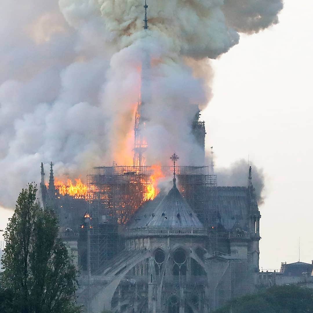 ABC Newsさんのインスタグラム写真 - (ABC NewsInstagram)「BREAKING: Large fire breaks out in the iconic Notre Dame cathedral in Paris, authorities say. (Francois Guillot/AFP/Getty Images) #notredame #fire #paris」4月16日 2時39分 - abcnews