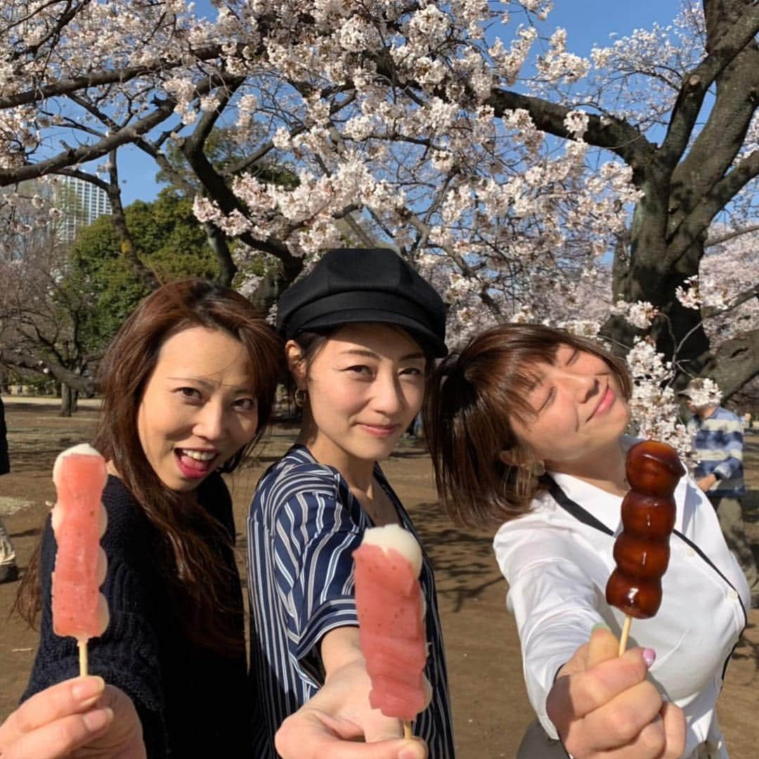 大湯みほさんのインスタグラム写真 - (大湯みほInstagram)「……… season🌸過ぎちゃったけど✨花よりだんご🍡✨シスターズと😊この、さくらあん🌸🍡団子がほんっと美味しかった！！また、来年会おうね🌸 ・ #さくら #桜 #新宿御苑 #桜吹雪 #🌸 #花よりだんご #🍡 #花見 #ぬか漬け #ぬか漬けマイスター #大湯みほ」4月16日 2時32分 - nukazukemiho0320