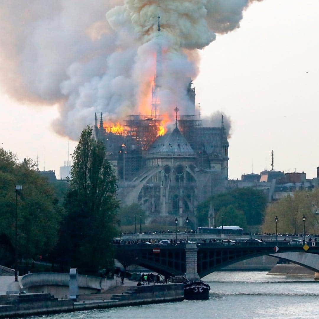 Primer Impactoさんのインスタグラム写真 - (Primer ImpactoInstagram)「Un incendio fuera de control afecta la catedral de Notre Dame en París. Más información en el link en nuestra biografía. 📸: Francois Guillot/AFP/Getty Images」4月16日 2時32分 - primerimpacto