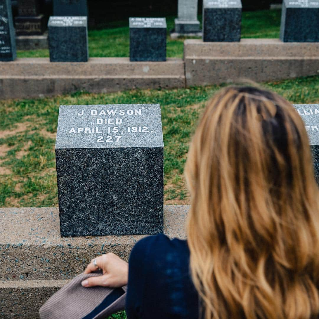 ジュリアナ・デヴァーさんのインスタグラム写真 - (ジュリアナ・デヴァーInstagram)「April 15, 1914  107 Years ago today, J. Dawson and some 1,500 souls perished in the frigid North Atlantic 300m / 500 km  from Newfoundland, Canada.  Halifax, Nova Scotia was best equipped to aid in the rescue efforts and spent the next three weeks searching the seas for victims. Those gruesome expeditions allowed them to recover a total of 328 bodies.  Some were buried at sea, some were returned to their families and the rest were buried in three different cemeteries in Halifax, Nova Scotia.  I spent some time in the Fairview Cemetery where 121 victims were laid to rest to pay my respects.  For some reason, this story, and these peoples' stories fascinate and haunt me. I've been to many Titanic sites over the years, read many books, watched loads of documentaries and yes, cried when I heard Celine Dion sing "My Heart Will Go On" in Halifax. I can't shake it.  You can read more about my time visiting Titanic sites on the blog, link in the bio.  Have you been to Halifax? Have you visited any of the Titanic sites?  #halifax #novascotia #visitnovascotia #titanic #Canada #explorecanada #jackdawson #jackdawson #therewasroomforjack #visithalifax #explorecanada #julianadever #cleverdever #cleverdeverwherever #titaniccemetery #titanictour #rmstitanic #titanicremembranceday」4月16日 2時33分 - cleverdeverwherever