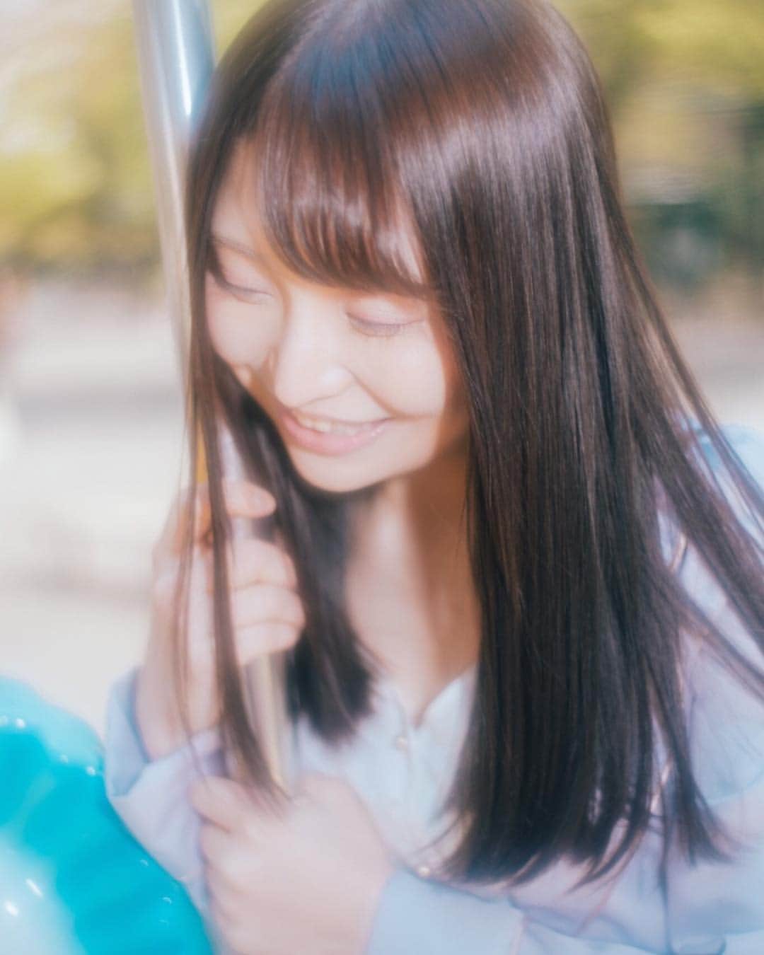 加藤ももかのインスタグラム：「髪色の変動はあれどかれこれ15才からずっとこの髪型で💭 そろそろ髪型を変えてみたいきがしてます💭 春だし🌷🐝🌸🍃」