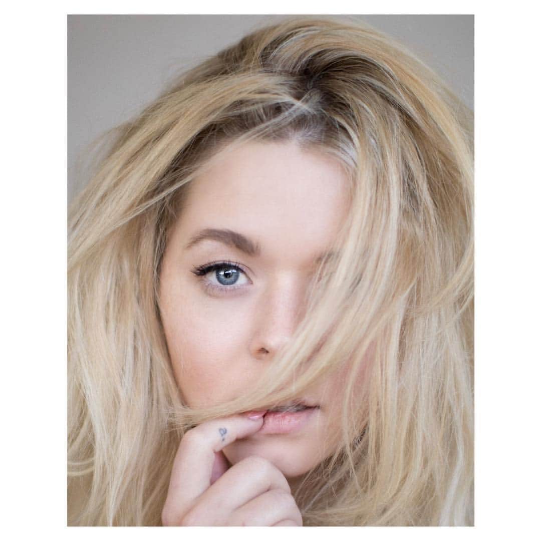サーシャ・ピーターズのインスタグラム：「This is me biting my nails wishing I’d seen #Gameofthrones last night.  NO SPOILERS.  Photo cred: @elizabethmessina」