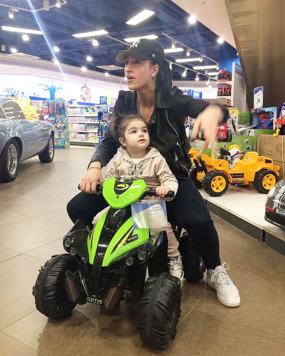 ヤナ・イグリアンのインスタグラム：「Мы с Амиркой блатные !!! Проводим конкурс так же как в первый раз кто первый в ряд напишет Амирка получит 3000 рублей на счёт !!! Завтра в 23.00 в прямом эфире объявим победителя !! Всем удачи !!! #тасамаяЯна #конкурс #детинашевсе」
