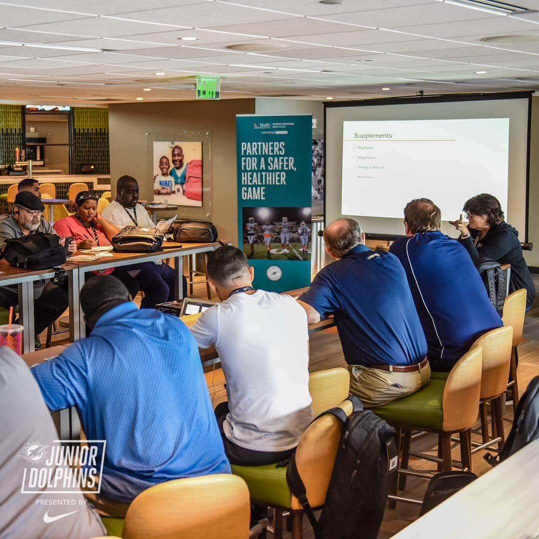 マイアミ・ドルフィンズさんのインスタグラム写真 - (マイアミ・ドルフィンズInstagram)「Yesterday, over 800 local and high school coaches came to @hardrockstadium for our 4th annual coaches clinic! #FinsUp #TeamworkAtWork」4月16日 2時50分 - miamidolphins