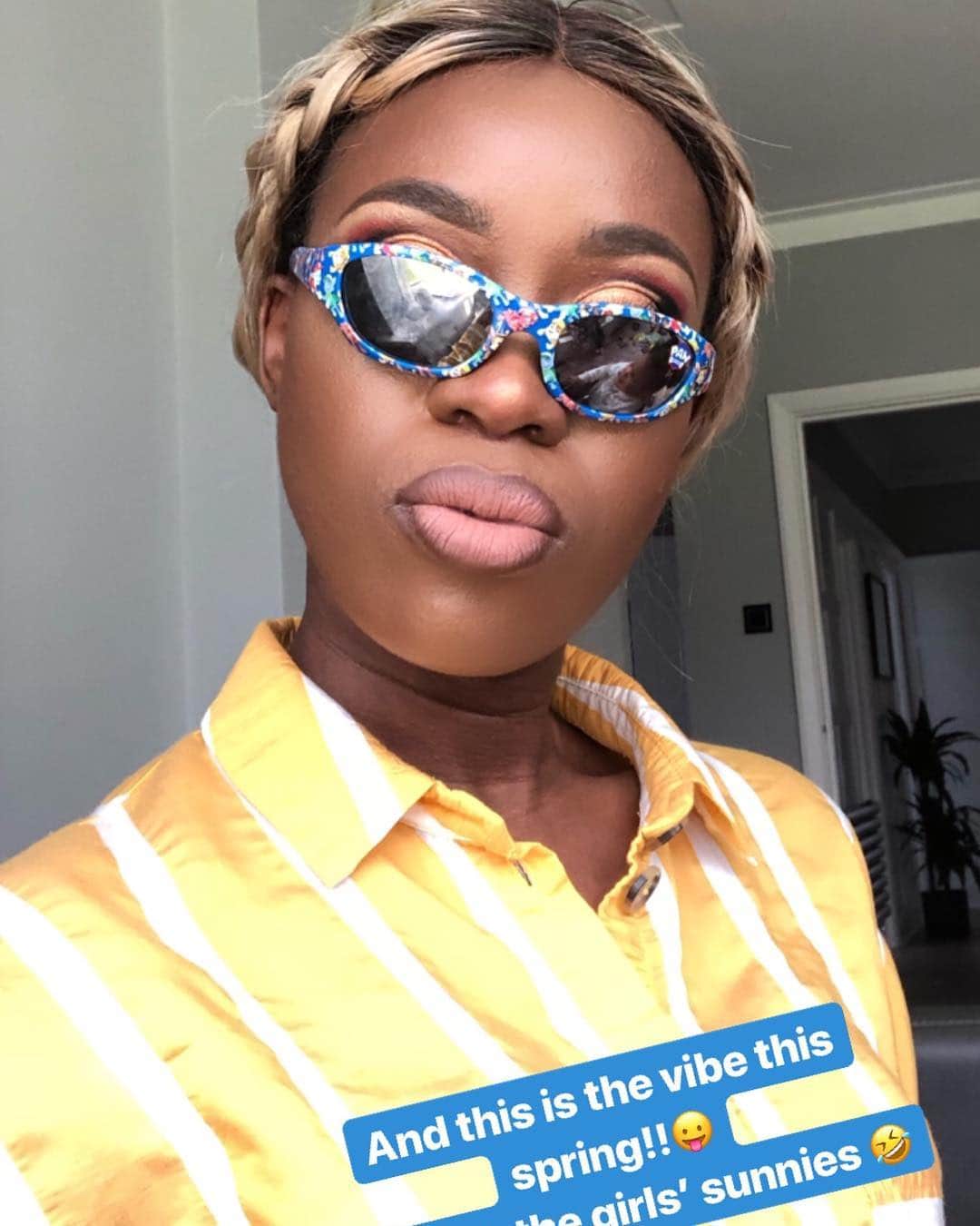 Makeup Addiction Cosmeticsさんのインスタグラム写真 - (Makeup Addiction CosmeticsInstagram)「Look from my stories earlier today! Issa new look! 😎😂💁🏾‍♀️ (these are my daughter’s sunglasses 🕶). I tried to go live, and for some reason it wasn’t working today!  Product Deets: @narsissist natural long wear foundation in Marquises @nyxcosmetics micro brow pencil in expresso @makeupaddictioncosmetics Sinful eyes palette @makeupaddictioncosmetics new silk lashes in Xtra flare launching soon  @makeupaddictioncosmetics Holy glow vol 1 highlighter @bobbibrown bronzer in Deep 4 @maccosmetics chestnut lip liner @makeupaddictioncosmetics Peach smitten liquid lipstick #makeupaddiction #makeupaddictioncosmetics #makeupartistsworldwide #trendmood1 #silklashes #narsfoundation #nars #bobbibrown #ceo #flawlesssdolls #shimycatsmua  #make4glam #fakeupfix #makeupdolls #maquiagem」4月16日 2時51分 - makeupaddictioncosmetics