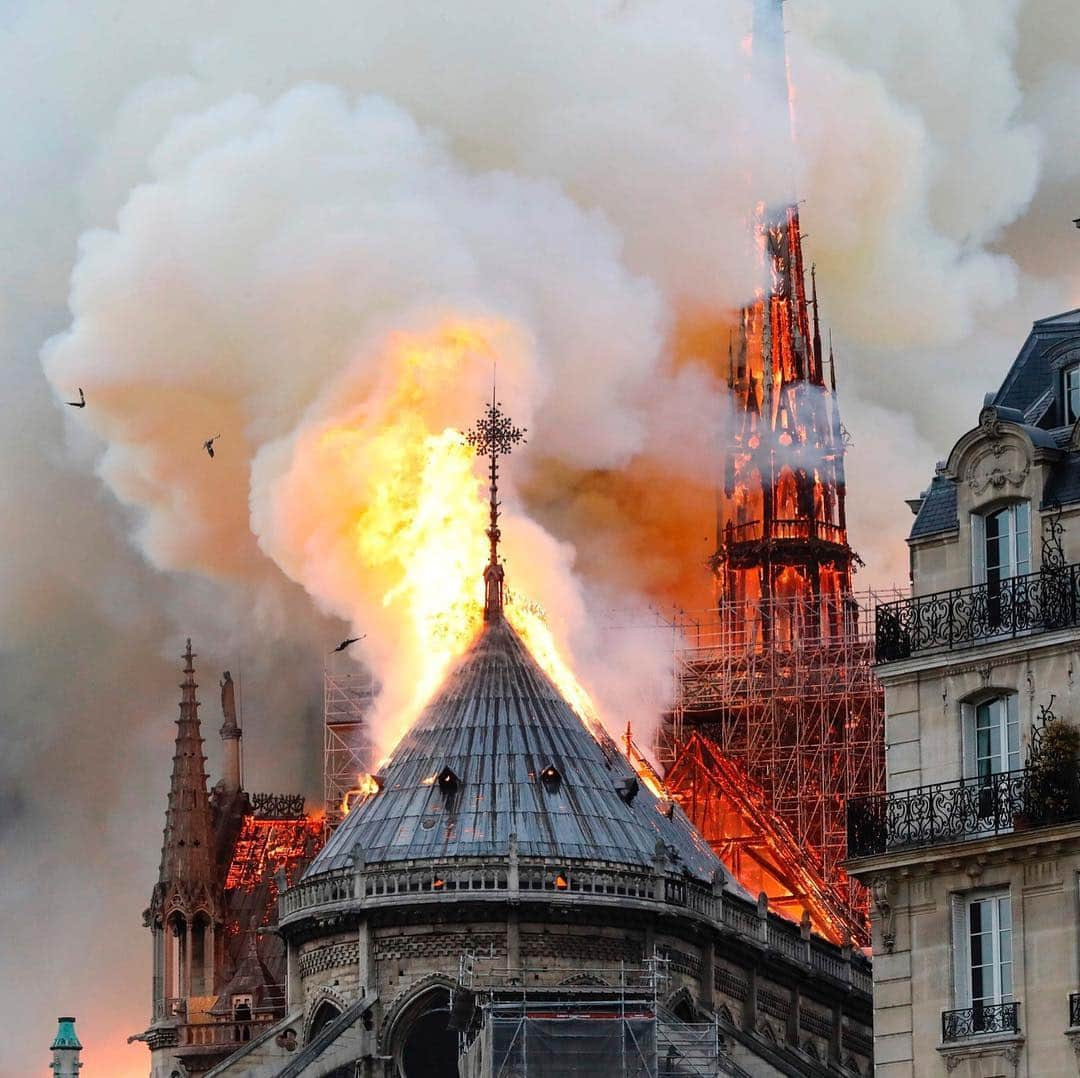 NBC Newsさんのインスタグラム写真 - (NBC NewsInstagram)「#NotreDame Cathedral in #Paris is burning. Watch live footage at the link in our bio. . 📷 Francois Guillot / @afpphoto」4月16日 2時51分 - nbcnews