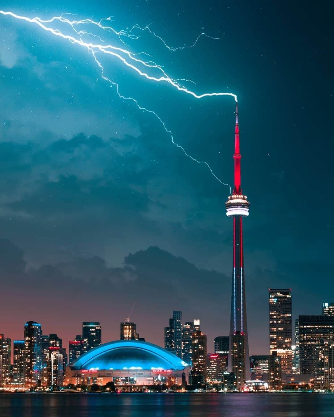 LifeTorontoさんのインスタグラム写真 - (LifeTorontoInstagram)「【今日の一枚】⁣ 昨夜のトロントでは降りしきる雨の中、盛大に雷が鳴っていました。⁣ 雷が鳴るとよく撮影されるのが、こうしたCNタワーに落雷する様子の美しい写真。CNタワーには、年間平均75回も雷が落ちるんだそうです。落ちた雷の電流は、CNタワー内部に通された銅製ケーブルを通って地下に放電されるんだそうですよ。すごい技術ですよね。📷: @dreamrstudio⁣ （参考：CNタワーWebサイト⁣ https://www.cntower.ca/…/about…/tower-science/lightning.html）⁣ ⁣.⁣⁣ .⁣⠀⁣ .⁣⠀⁣ #CNタワー #雷 #海外 #カナダ #トロント #トロントライフ #トロント生活 #トロント在住 #カナダ生活 #カナダ在住 #カナダライフ #海外生活 #海外暮らし #海外移住 #海外育児 #海外子育て #英語 #留学 #海外留学 #トロント留学 #カナダ留学 #ワーホリ#ワーキングホリデー #カナダワーホリ #トロントワーホリ #ワーホリ生活 #海外就職 #駐在生活 #駐在 ⁣#カナダ好きな人と繋がりたい⁣ .⁣ ⁣」4月16日 3時00分 - lifetoronto.jp