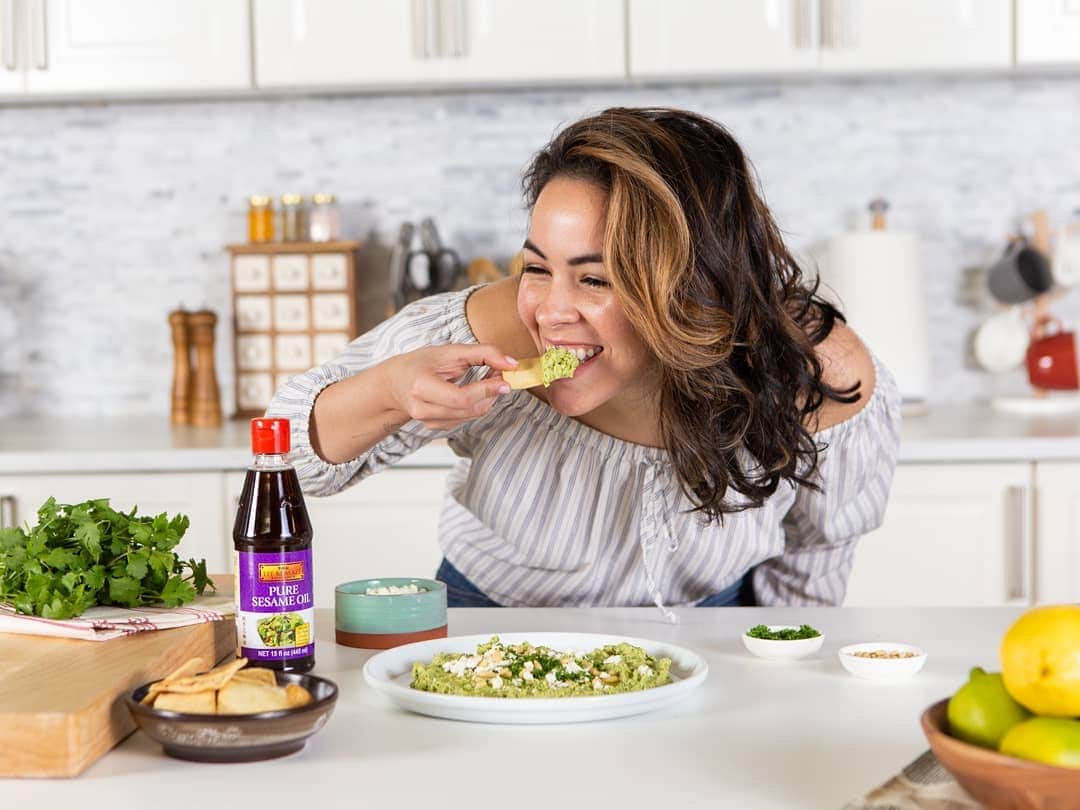 Lee Kum Kee USA（李錦記）さんのインスタグラム写真 - (Lee Kum Kee USA（李錦記）Instagram)「You can’t help but smile when you have Lee Kum Kee’s Pure Sesame Oil in your dish!」4月16日 3時01分 - leekumkeeusa