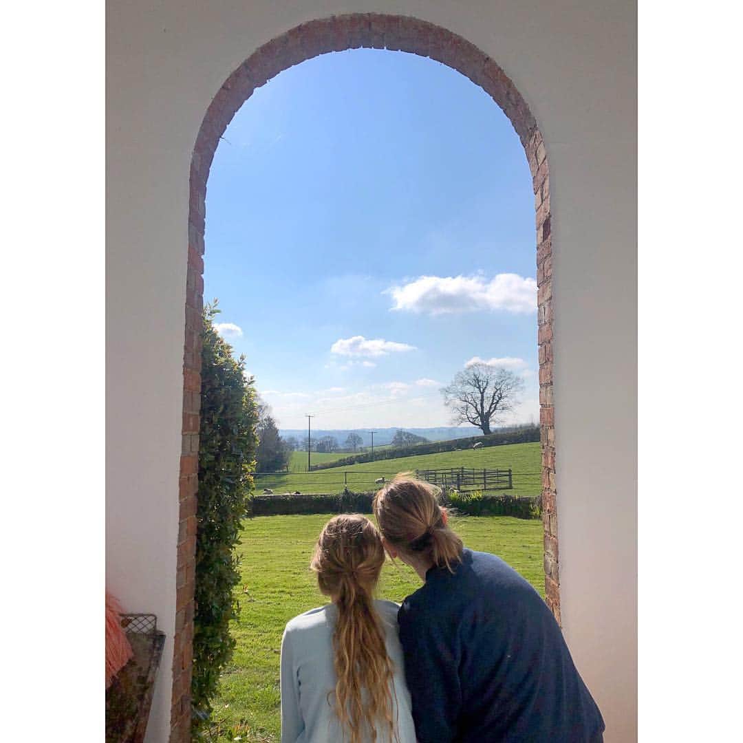 のインスタグラム：「☁️🌞🌱👩‍👧#callaughtonfarm」