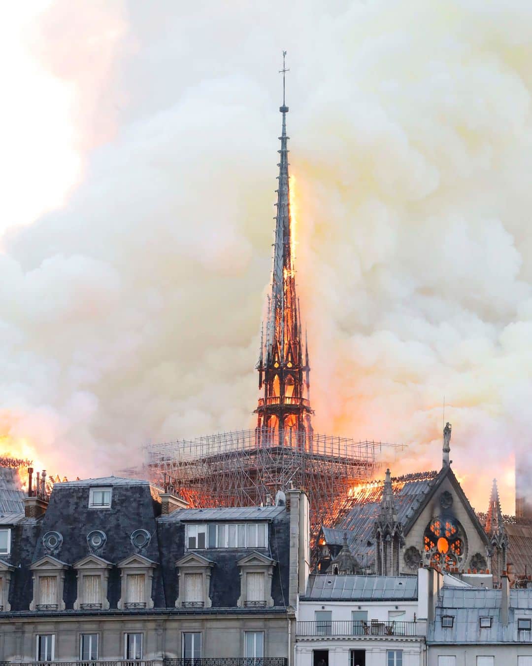 ルモンドさんのインスタグラム写真 - (ルモンドInstagram)「Un important incendie est en cours dans la cathédrale Notre-Dame de Paris. La flèche (en photo), s'est effondrée vers 20h. Les pompiers de Paris étaient en cours d’intervention, peu après 19 heures, lundi 15 avril, alors que des flammes et de la fumée s’échappaient de la cathédrale Notre-Dame de Paris. Le feu, dont la gravité restait encore à déterminer, a pris dans les combles de la cathédrale, monument historique le plus visité d’Europe, ont indiqué les pompiers. Selon le porte-parole de Notre-Dame, l’incendie se serait déclaré aux alentours de 18 h 50. « Incendie important en cours à Notre-Dame, il faut rester à l’écart et évacuer la zone et laisser les secours intervenir », a réagi sur Twitter le premier adjoint à la mairie de Paris, Emmanuel Grégoire. Un appel réitéré quelques minutes plus tard par la préfecture de police de Paris. - Photos : AFP - Suivez notre live en cliquant sur le lien dans la bio.」4月16日 3時03分 - lemondefr