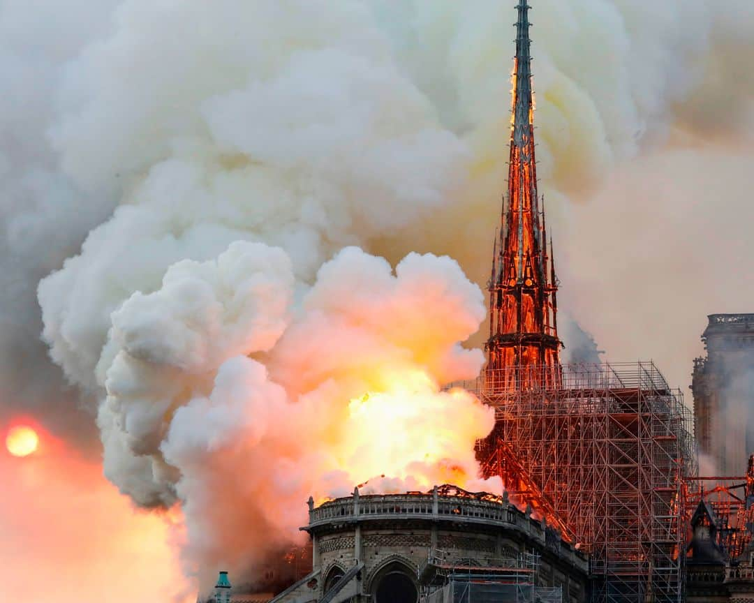 ルモンドさんのインスタグラム写真 - (ルモンドInstagram)「Un important incendie est en cours dans la cathédrale Notre-Dame de Paris. La flèche (en photo), s'est effondrée vers 20h. Les pompiers de Paris étaient en cours d’intervention, peu après 19 heures, lundi 15 avril, alors que des flammes et de la fumée s’échappaient de la cathédrale Notre-Dame de Paris. Le feu, dont la gravité restait encore à déterminer, a pris dans les combles de la cathédrale, monument historique le plus visité d’Europe, ont indiqué les pompiers. Selon le porte-parole de Notre-Dame, l’incendie se serait déclaré aux alentours de 18 h 50. « Incendie important en cours à Notre-Dame, il faut rester à l’écart et évacuer la zone et laisser les secours intervenir », a réagi sur Twitter le premier adjoint à la mairie de Paris, Emmanuel Grégoire. Un appel réitéré quelques minutes plus tard par la préfecture de police de Paris. - Photos : AFP - Suivez notre live en cliquant sur le lien dans la bio.」4月16日 3時03分 - lemondefr