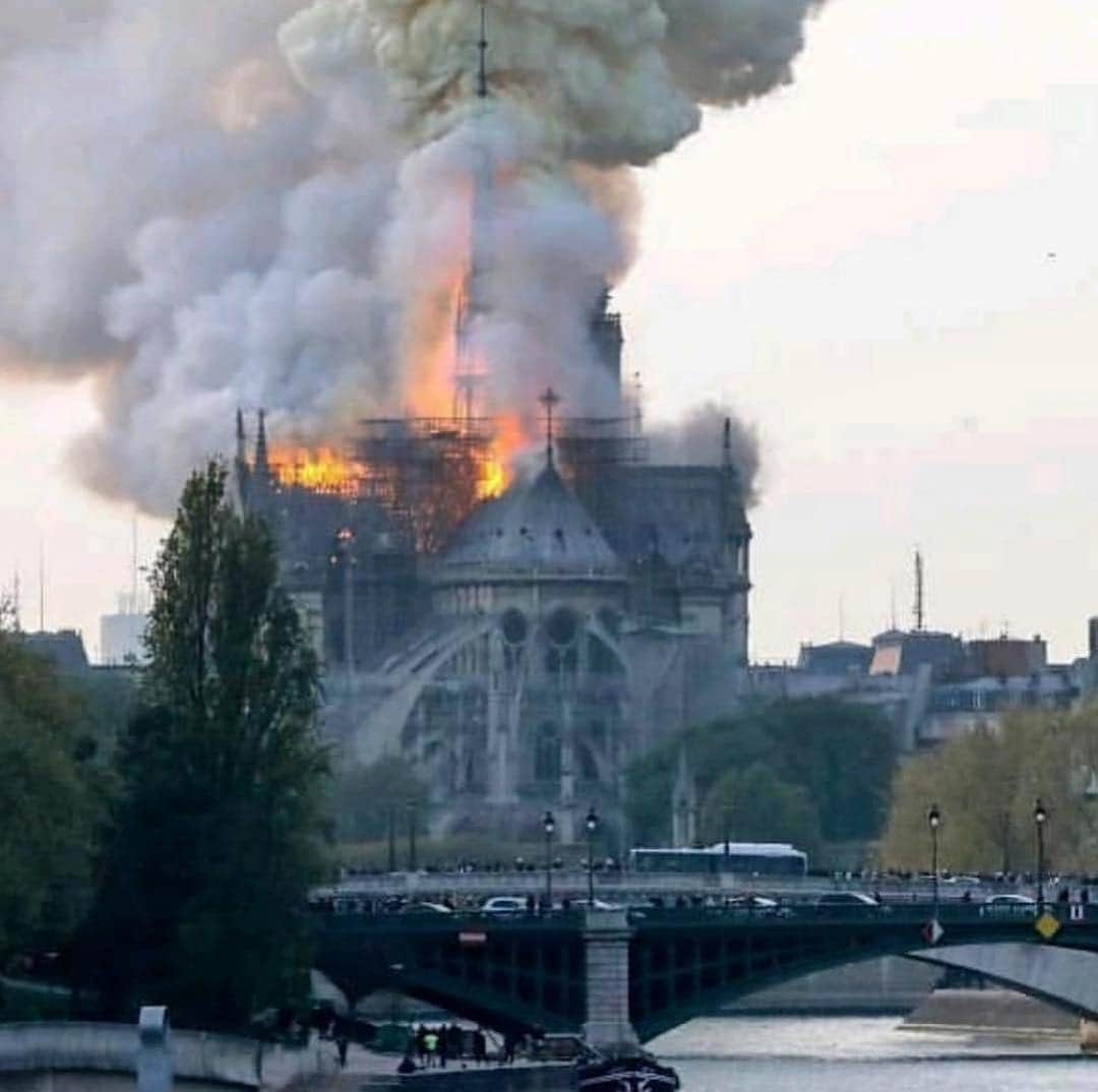 Rodner Figueroaさんのインスタグラム写真 - (Rodner FigueroaInstagram)「La catedral de Norte-Dame de Paría en llamas!!! Una imagen triste y dolorosa!!! Un incendio descomunal destruye un patrimonio histórico de París y del mundo!!! Todos los detalles hoy en @alrojovivo #notredame #notredamedeparis #paris #fire」4月16日 3時07分 - rodnerfigueroa