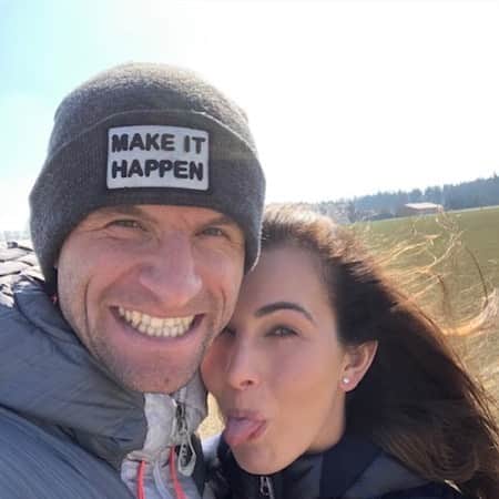 トーマス・ミュラーのインスタグラム：「I love to spend my time with @lisa.mueller.official 😘 It never gets boring ☀️👍🏼 #diemüllers #esmuellert #fruehling #privacy #miasanmia #bayern」