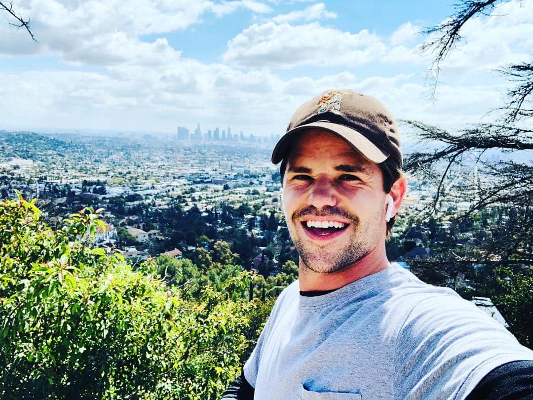 マックス・カーバーのインスタグラム：「26.2 miles ... pray for me #marathon #training #🙏」